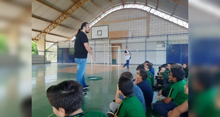 Turma pôde trabalhar temática com palestrante de diversos maneiras na quadra da escola