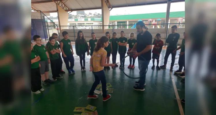 Turma pôde trabalhar temática com palestrante de diversos maneiras na quadra da escola