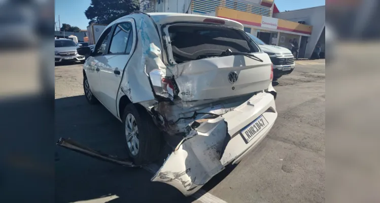 Caminhão só parou após bater em uma pilastra do posto