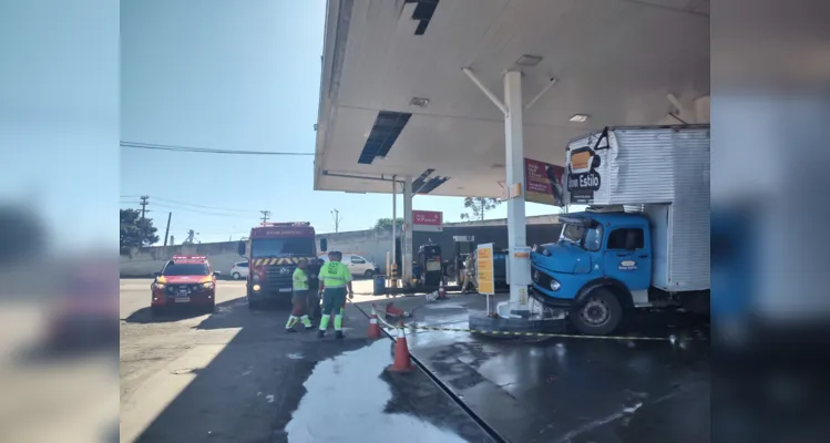 Caminhão só parou após bater em uma pilastra do posto