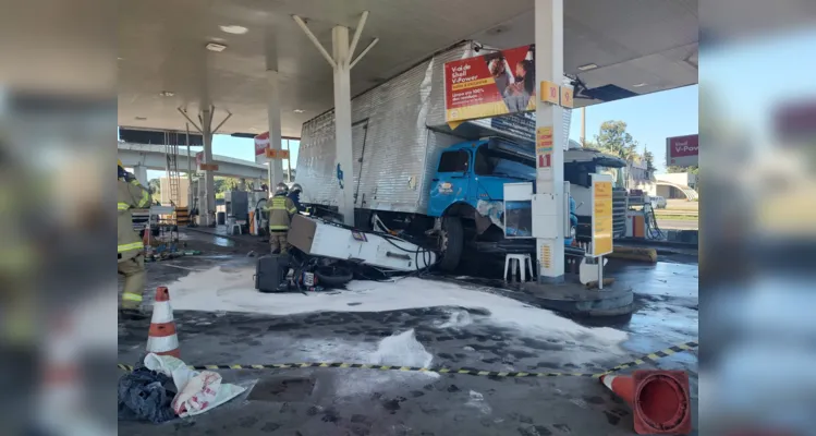 Caminhão só parou após bater em uma pilastra do posto