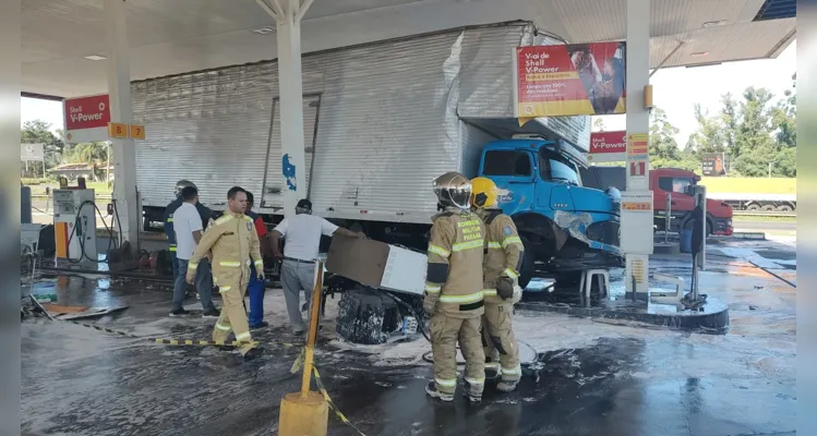 Caminhão só parou após bater em uma pilastra do posto