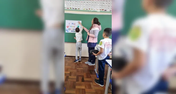 Os trabalhos dos alunos foram expostos no mural da escola com a intenção de conscientizar a comunidade sobre a importância do tema