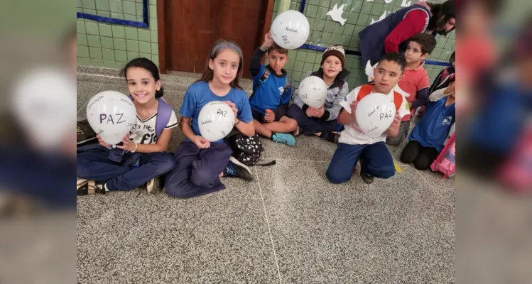 Os trabalhos dos alunos foram expostos no mural da escola com a intenção de conscientizar a comunidade sobre a importância do tema