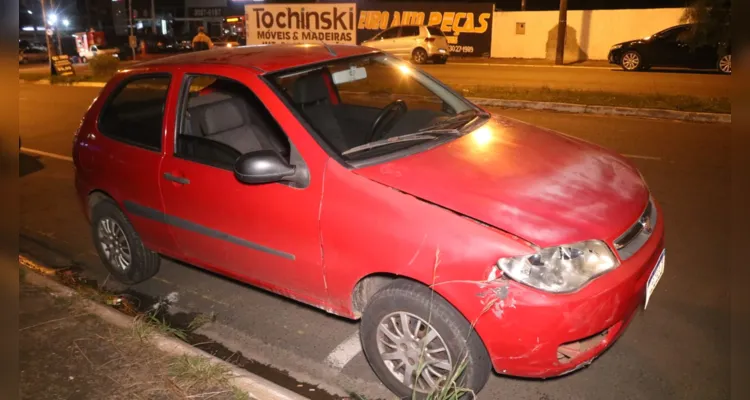 Colisão entre carros termina com tombamento em avenida