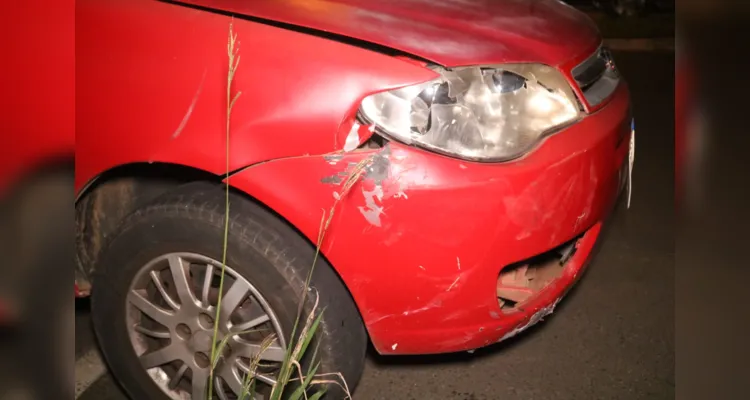 Colisão entre carros termina com tombamento em avenida