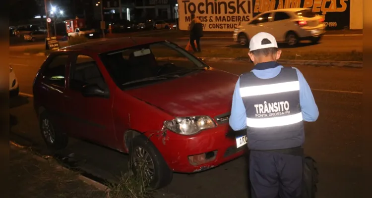 Colisão entre carros termina com tombamento em avenida