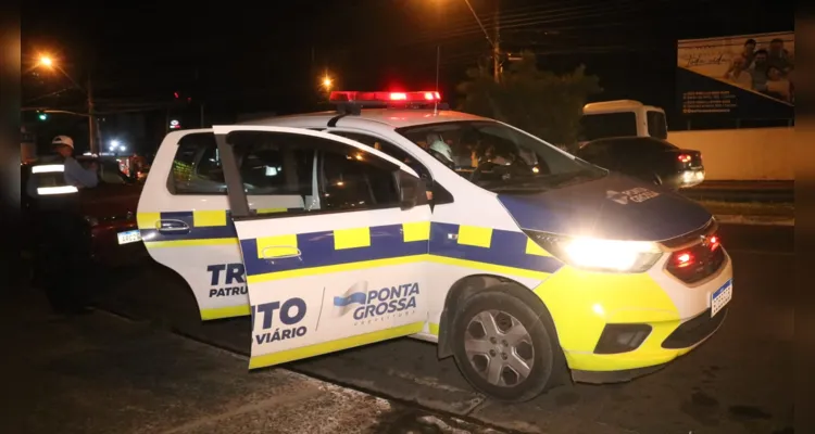 Colisão entre carros termina com tombamento em avenida