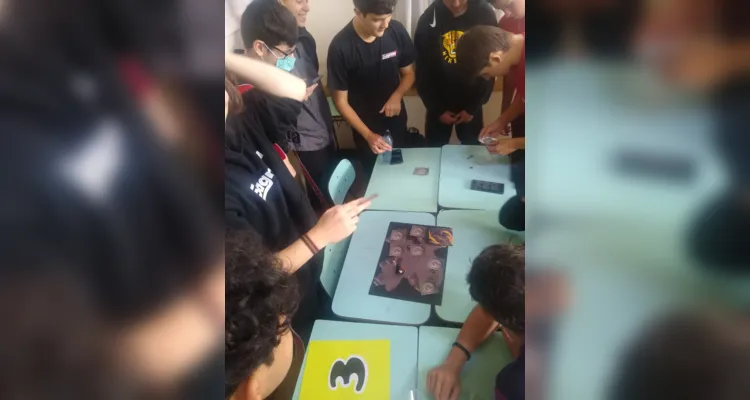 Atividades desafiaram os alunos a criar jogos de tabuleiro com foco na seleção de pessoas para vagas de emprego