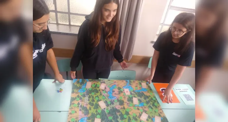 Atividades desafiaram os alunos a criar jogos de tabuleiro com foco na seleção de pessoas para vagas de emprego