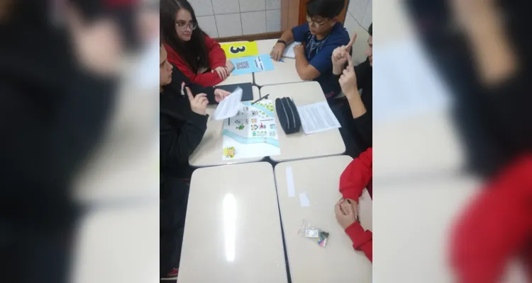 Atividades desafiaram os alunos a criar jogos de tabuleiro com foco na seleção de pessoas para vagas de emprego