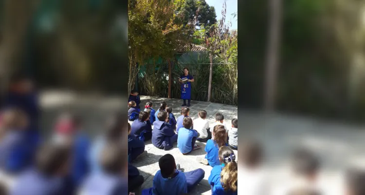 As atividades de incentivo a leitura acontecem nos mais variados espaços da escola e até mesmo fora dela