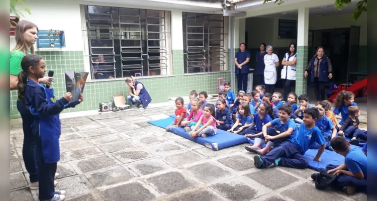 As atividades de incentivo a leitura acontecem nos mais variados espaços da escola e até mesmo fora dela