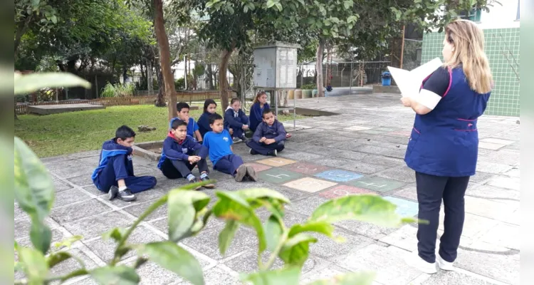 As atividades de incentivo a leitura acontecem nos mais variados espaços da escola e até mesmo fora dela