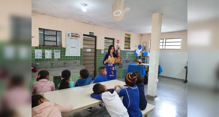 As atividades de incentivo a leitura acontecem nos mais variados espaços da escola e até mesmo fora dela