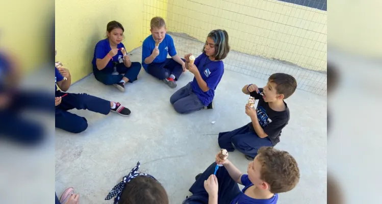 Os alunos realizaram a encenação do poema "Guarda-chuvas" como resultado de um mês de ensaio