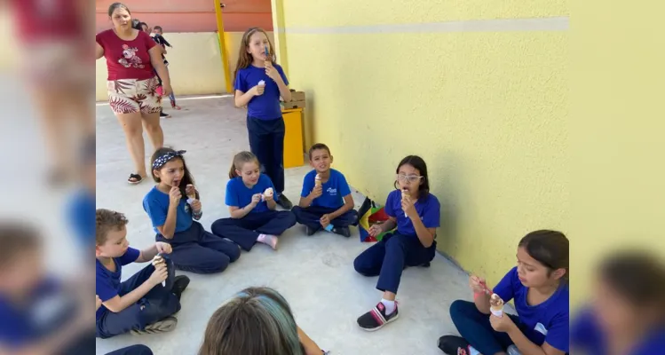 Os alunos realizaram a encenação do poema "Guarda-chuvas" como resultado de um mês de ensaio