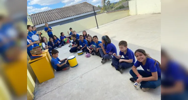 Os alunos realizaram a encenação do poema "Guarda-chuvas" como resultado de um mês de ensaio