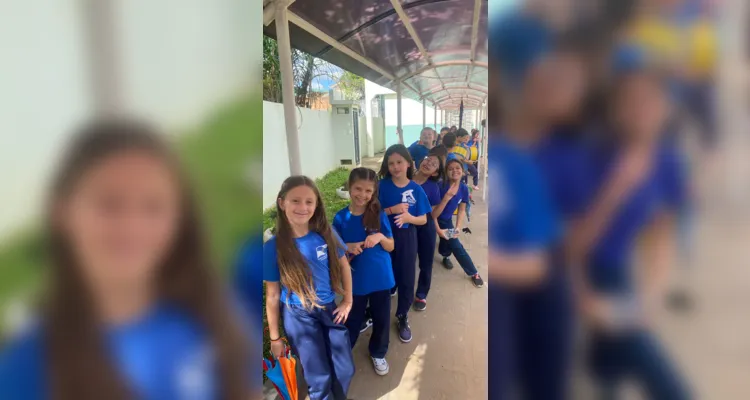 Os alunos realizaram a encenação do poema "Guarda-chuvas" como resultado de um mês de ensaio