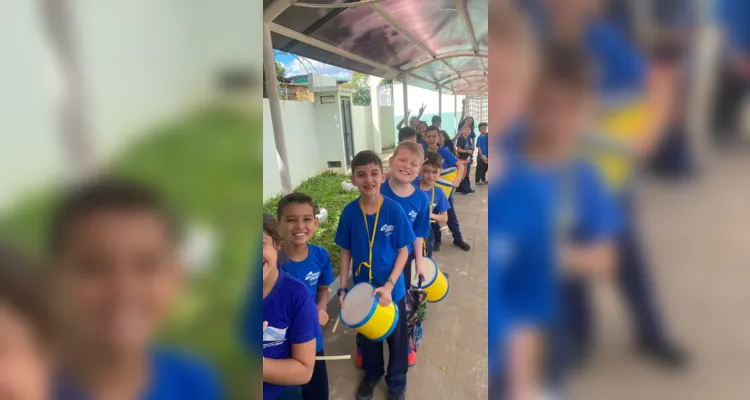 Os alunos realizaram a encenação do poema "Guarda-chuvas" como resultado de um mês de ensaio