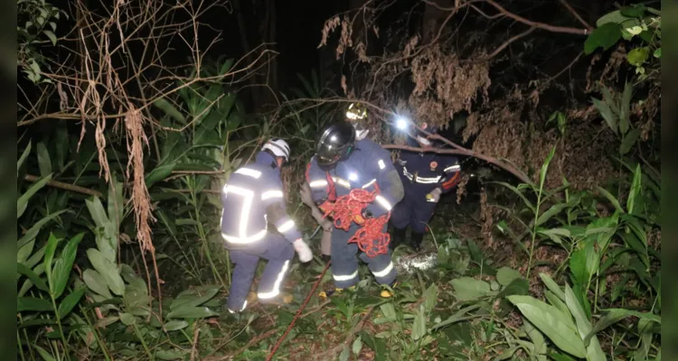 Durante a queda, condutora sofreu uma pancada na cabeça