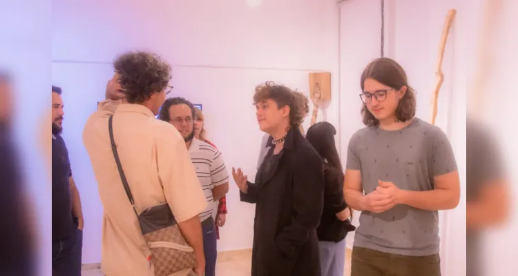 A exposição é do artista ponta-grossense Carlos Ferro