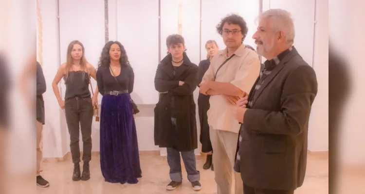 A exposição é do artista ponta-grossense Carlos Ferro