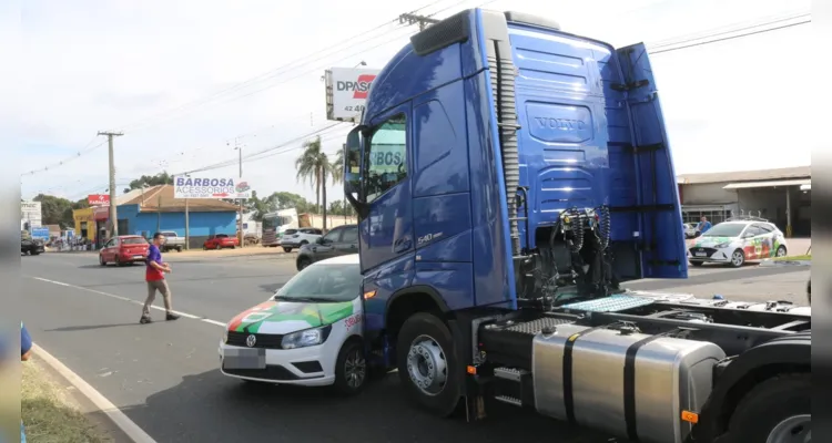 Veículo atingido levava também dois passageiros, que não se feriram