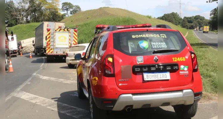 O caminhão Auto Bomba Tanque Resgate (ABTR) do Corpo de Bombeiros também prestou atendimento à ocorrência