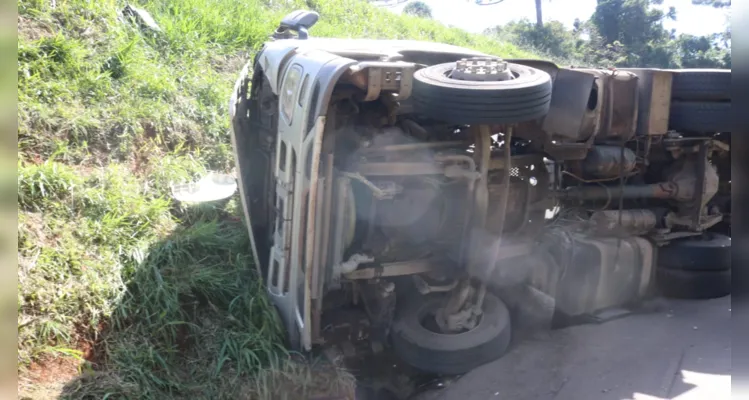 O caminhão Auto Bomba Tanque Resgate (ABTR) do Corpo de Bombeiros também prestou atendimento à ocorrência