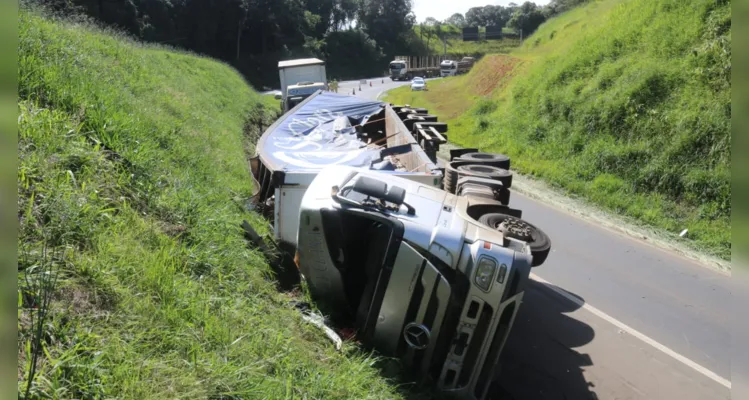 O caminhão Auto Bomba Tanque Resgate (ABTR) do Corpo de Bombeiros também prestou atendimento à ocorrência