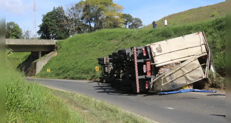 O caminhão Auto Bomba Tanque Resgate (ABTR) do Corpo de Bombeiros também prestou atendimento à ocorrência