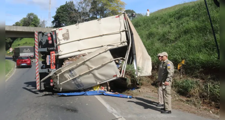 O caminhão Auto Bomba Tanque Resgate (ABTR) do Corpo de Bombeiros também prestou atendimento à ocorrência