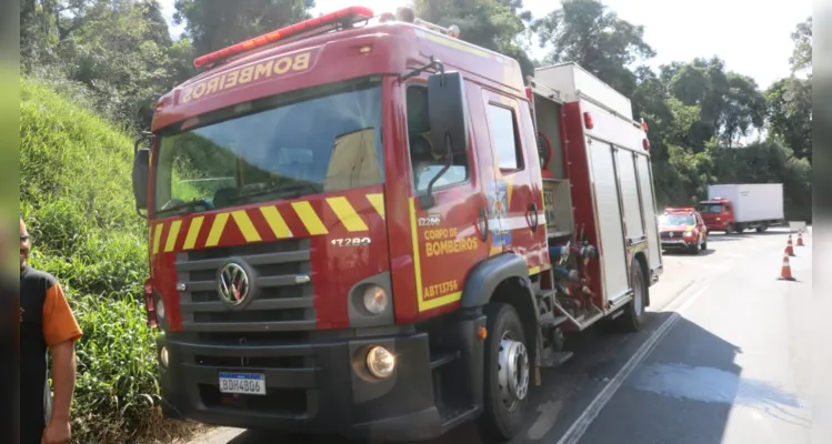 O caminhão Auto Bomba Tanque Resgate (ABTR) do Corpo de Bombeiros também prestou atendimento à ocorrência