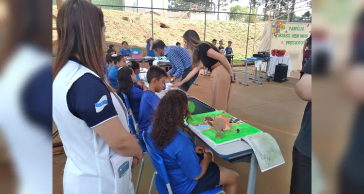 A turma confeccionou objetos com o intuito de representar poemas por eles escolhidos e realizou a apreesentação do poema "A Bailarina"