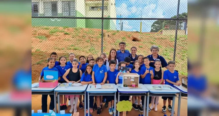 A turma confeccionou objetos com o intuito de representar poemas por eles escolhidos e realizou a apreesentação do poema "A Bailarina"