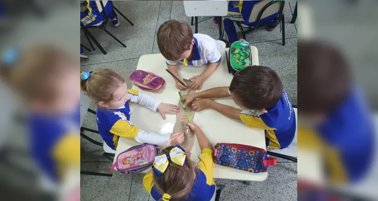 Cada estudante ajudou a colorir uma parte do corpo do boneco, fixando assim a nomenclatura dos membros do corpo humano