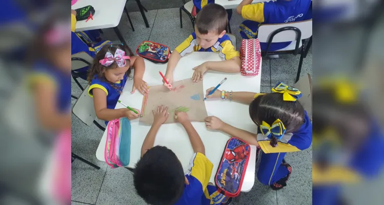 Cada estudante ajudou a colorir uma parte do corpo do boneco, fixando assim a nomenclatura dos membros do corpo humano