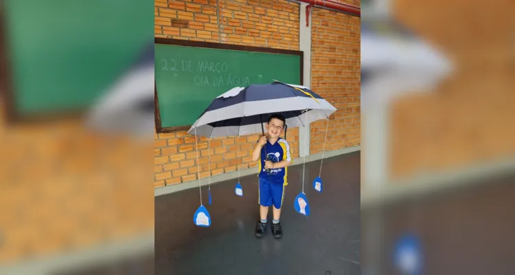 Para melhorar a compreensão dos alunos a professora confeccionou um guarda-chuva didático 