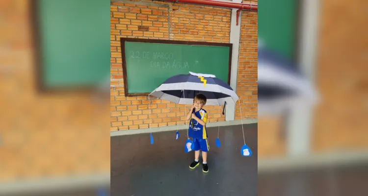 Para melhorar a compreensão dos alunos a professora confeccionou um guarda-chuva didático 