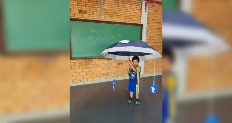 Para melhorar a compreensão dos alunos a professora confeccionou um guarda-chuva didático 