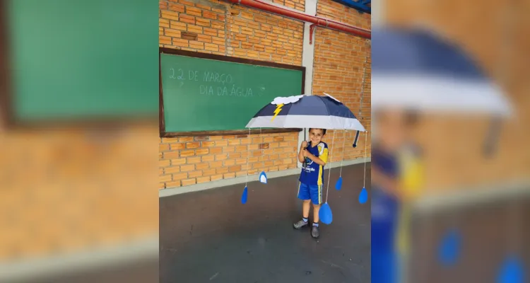 Para melhorar a compreensão dos alunos a professora confeccionou um guarda-chuva didático 