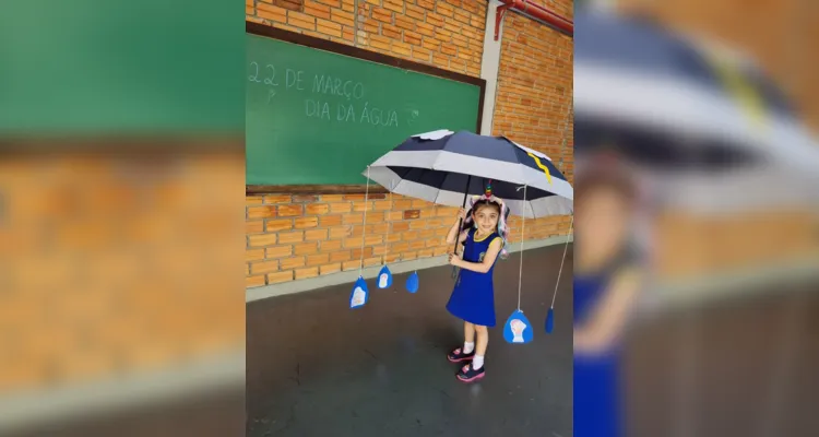 Para melhorar a compreensão dos alunos a professora confeccionou um guarda-chuva didático 