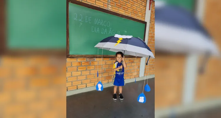 Para melhorar a compreensão dos alunos a professora confeccionou um guarda-chuva didático 