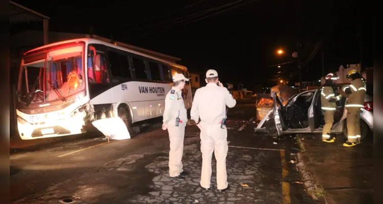 Os veículos bateram de frente na rua Almirante Barroso, região do Núcleo Rio Verde