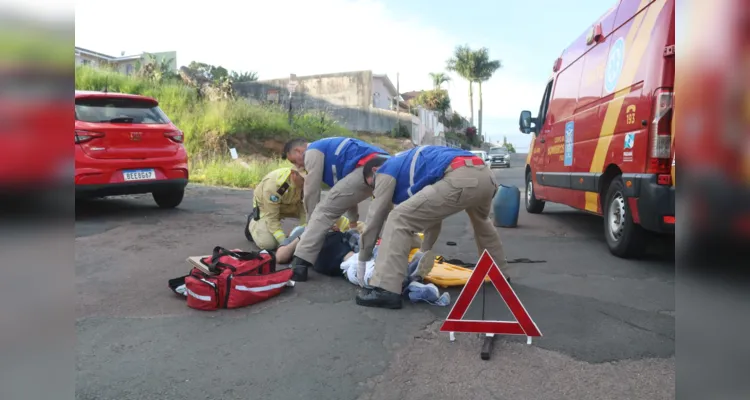 Colisão aconteceu no Jardim Carvalho e motociclista sofreu lesões graves