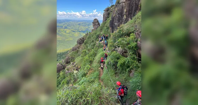 A atividade consistiu em simular uma situação com vítima de trauma no cume da montanha