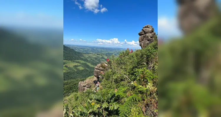 A atividade consistiu em simular uma situação com vítima de trauma no cume da montanha