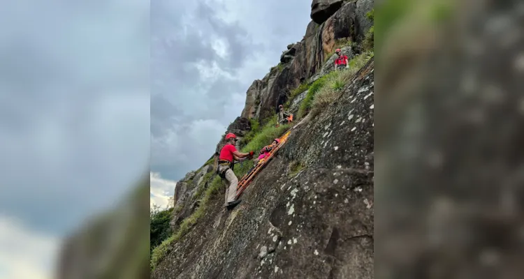 A atividade consistiu em simular uma situação com vítima de trauma no cume da montanha