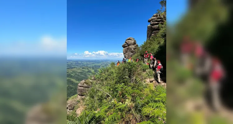 A atividade consistiu em simular uma situação com vítima de trauma no cume da montanha